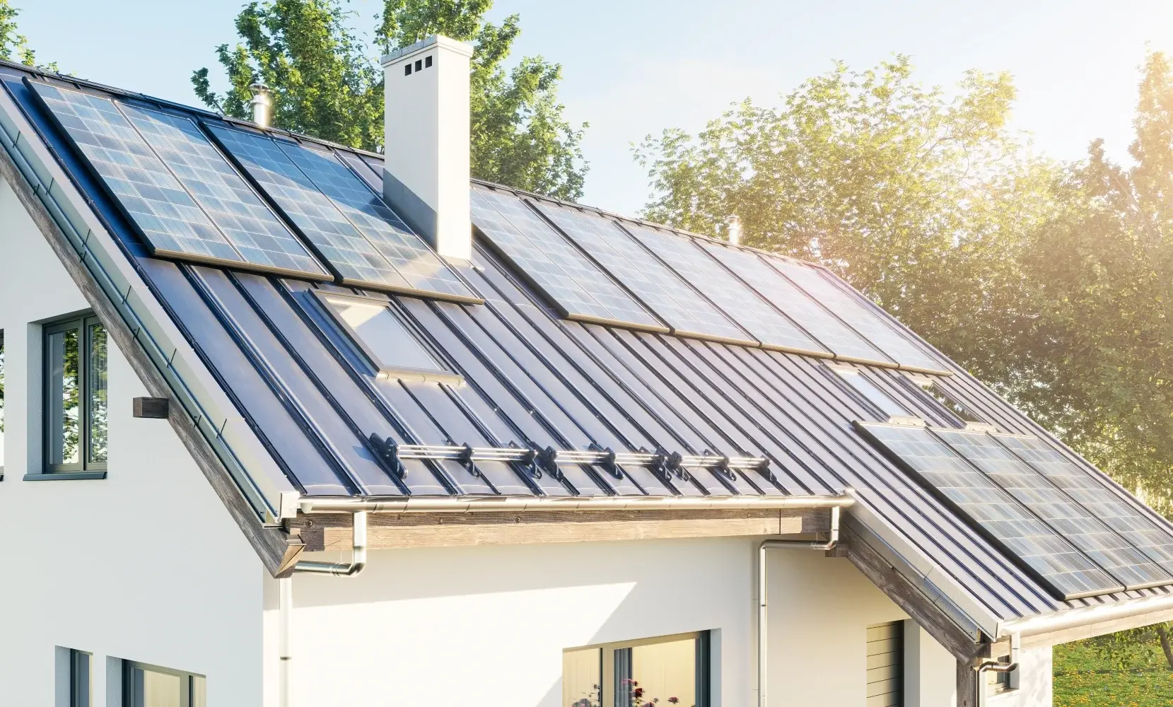 Modern huis van twee verdiepingen met zonnepanelen op het dak, een goed onderhouden gazon, een oprit die naar een garage leidt en omgeven door bomen op een zonnige dag.