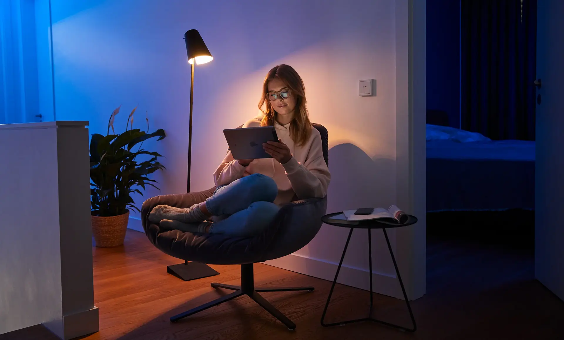 Vrouw met ipad in de hand op een stoel