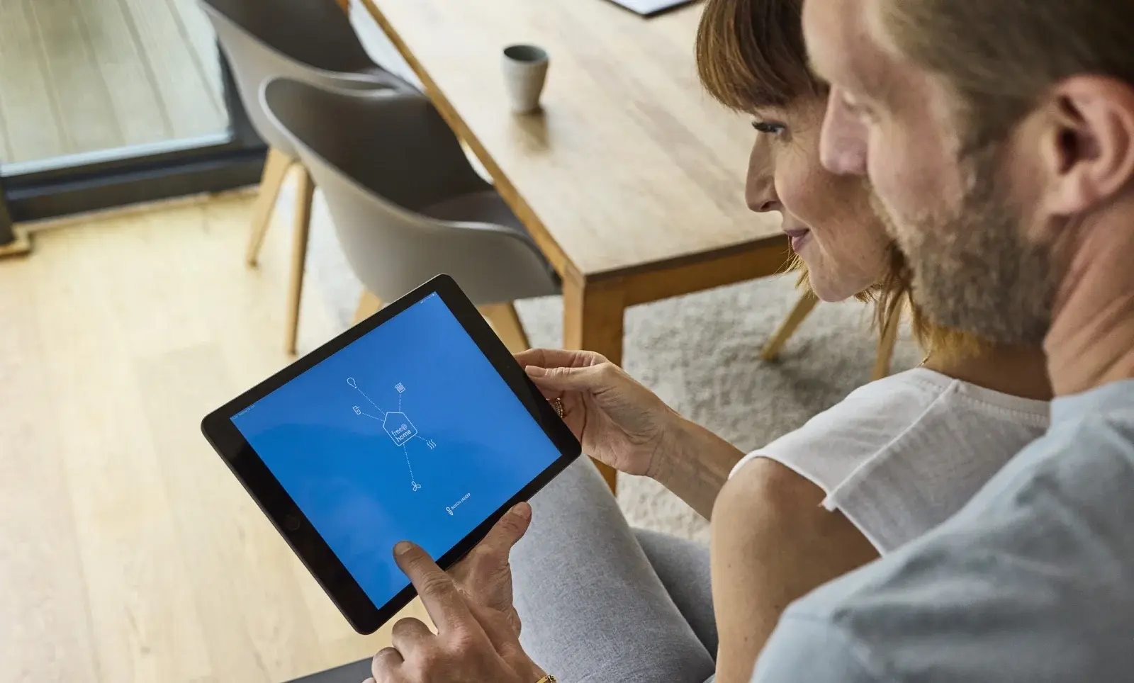 Man en vrouw maken huis slim met tips van Busch-Jaeger